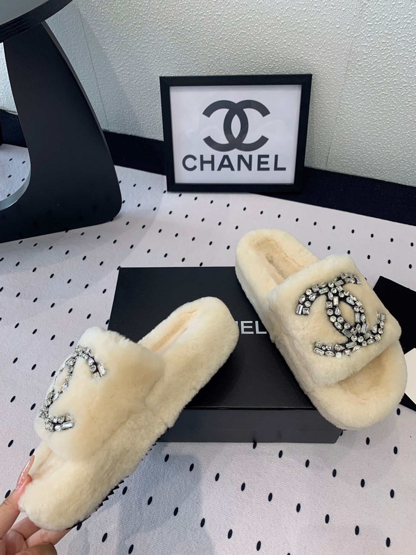 THICK-SOLED SLIPPERS IN WHITE SHEEP WOOL