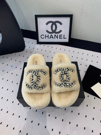 THICK-SOLED SLIPPERS IN WHITE SHEEP WOOL