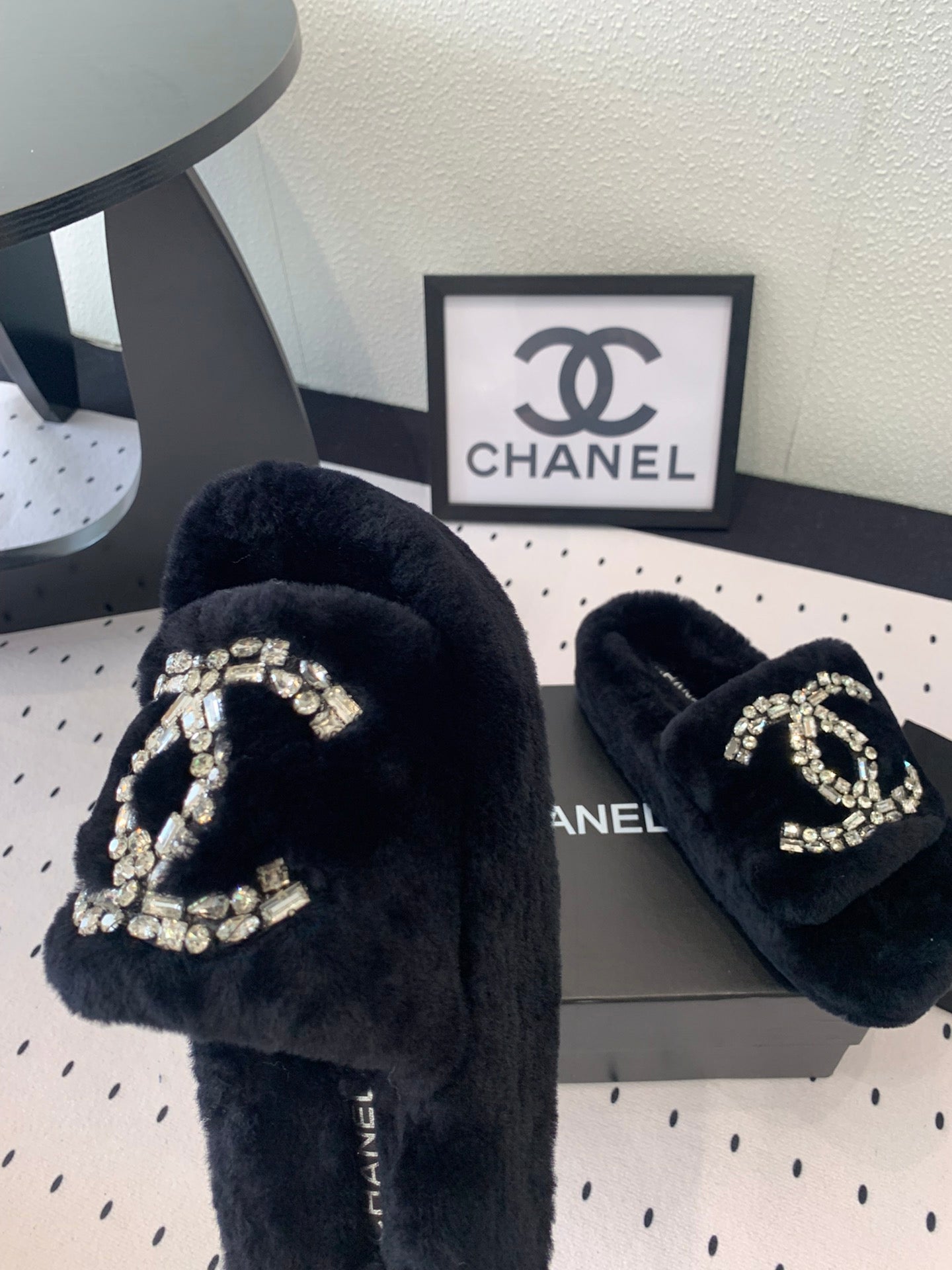 THICK-SOLED SLIPPERS IN BLACK SHEEP WOOL