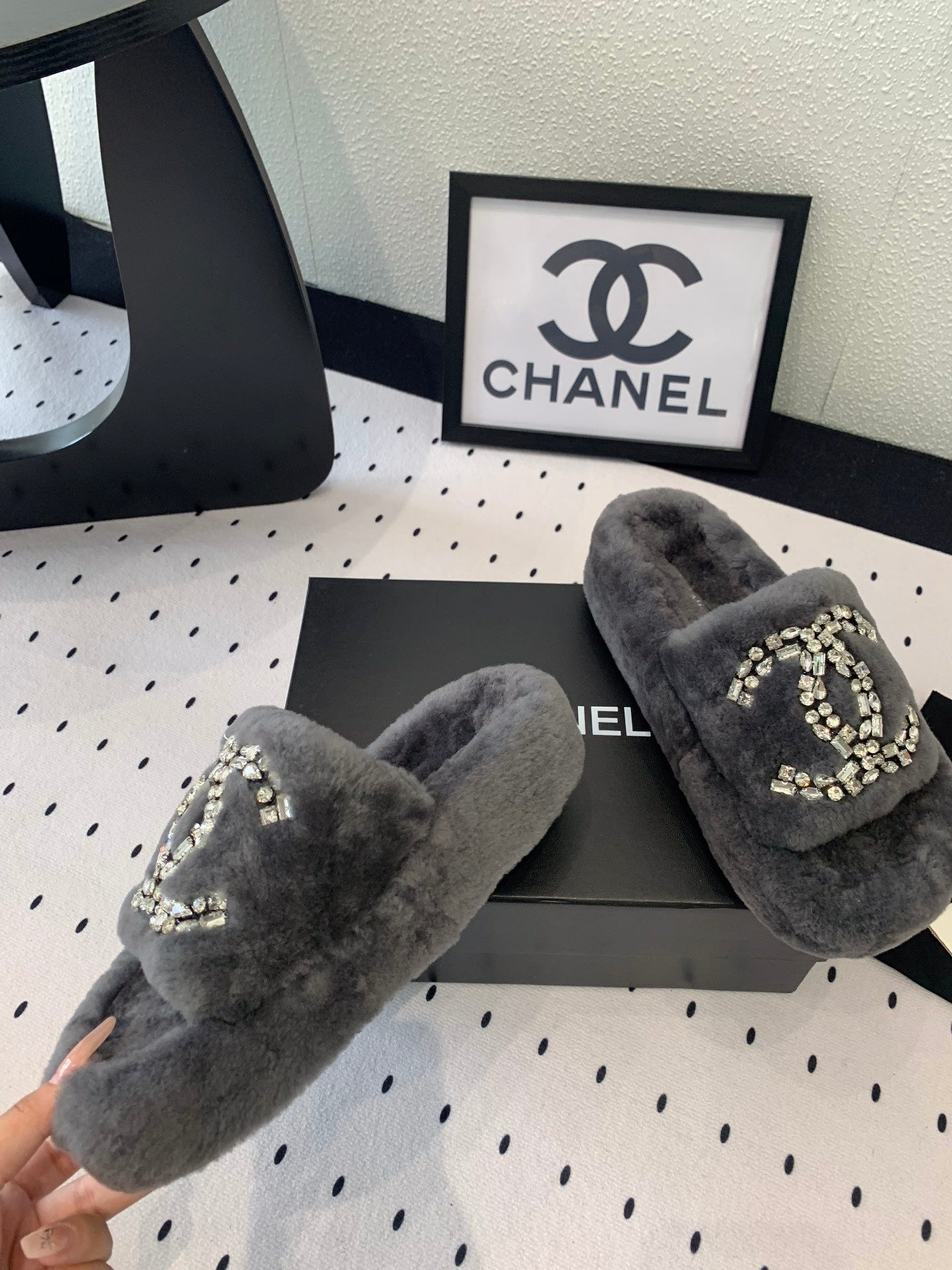 THICK-SOLED SLIPPERS IN GREY SHEEP WOOL
