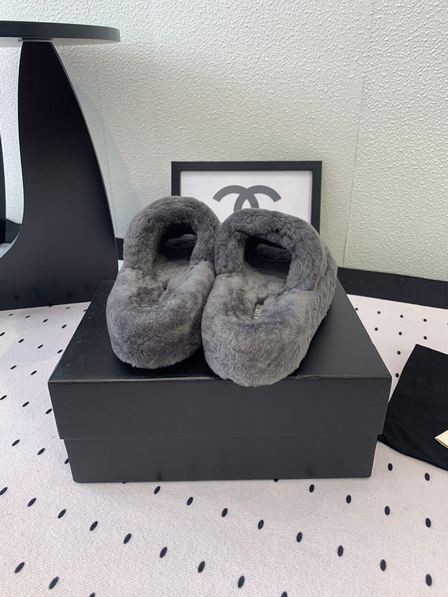 THICK-SOLED SLIPPERS IN GREY SHEEP WOOL
