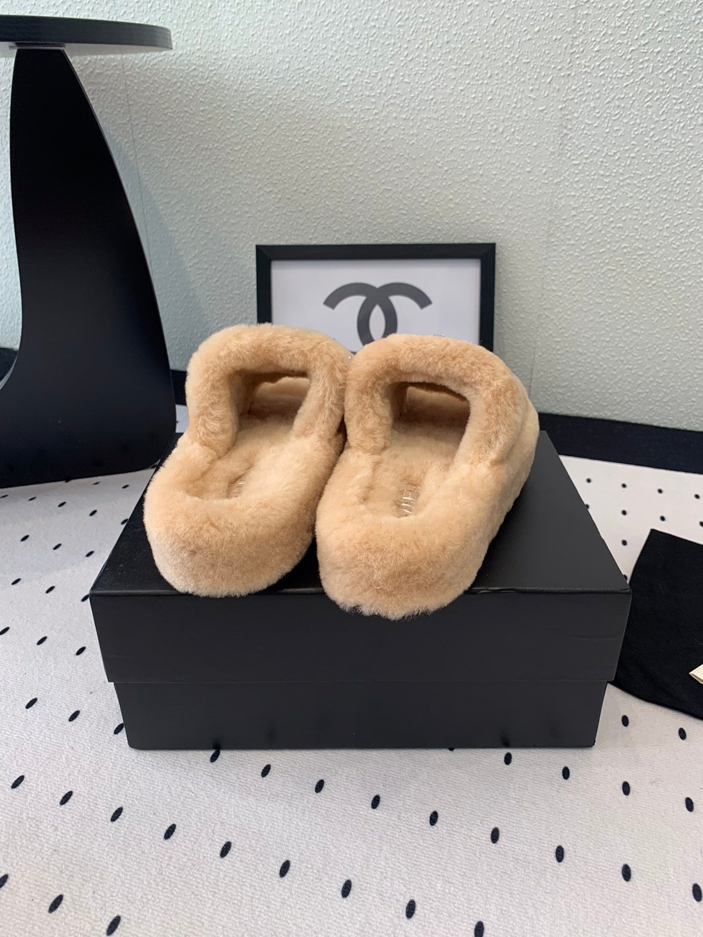 THICK-SOLED SLIPPERS IN BRIGHT CREAM SHEEP WOOL