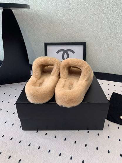 THICK-SOLED SLIPPERS IN BRIGHT CREAM SHEEP WOOL