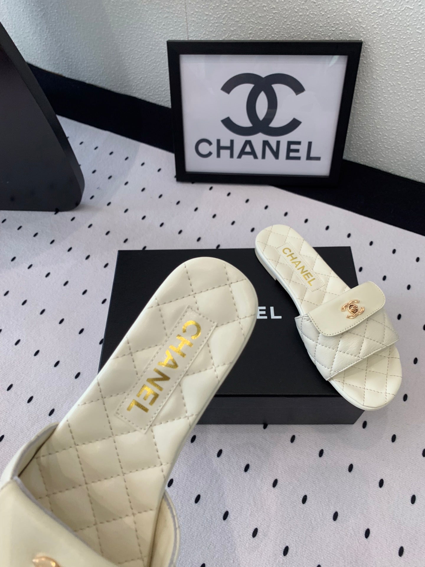CC SLIPPERS IN WHITE CALFSKIN