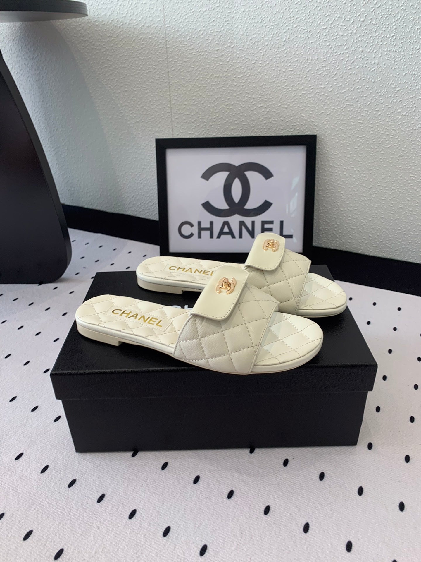 CC SLIPPERS IN WHITE CALFSKIN