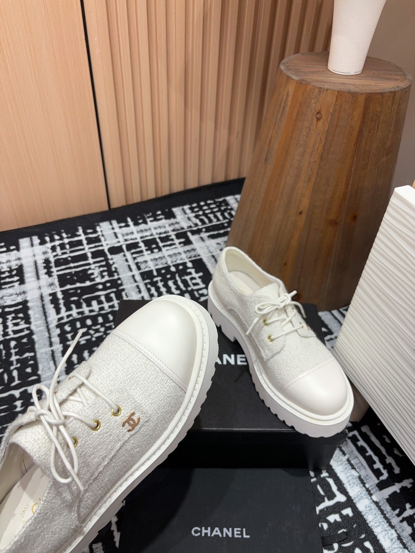 CC OXFORD SHOES IN WHITE TWEED AND CALFSKIN