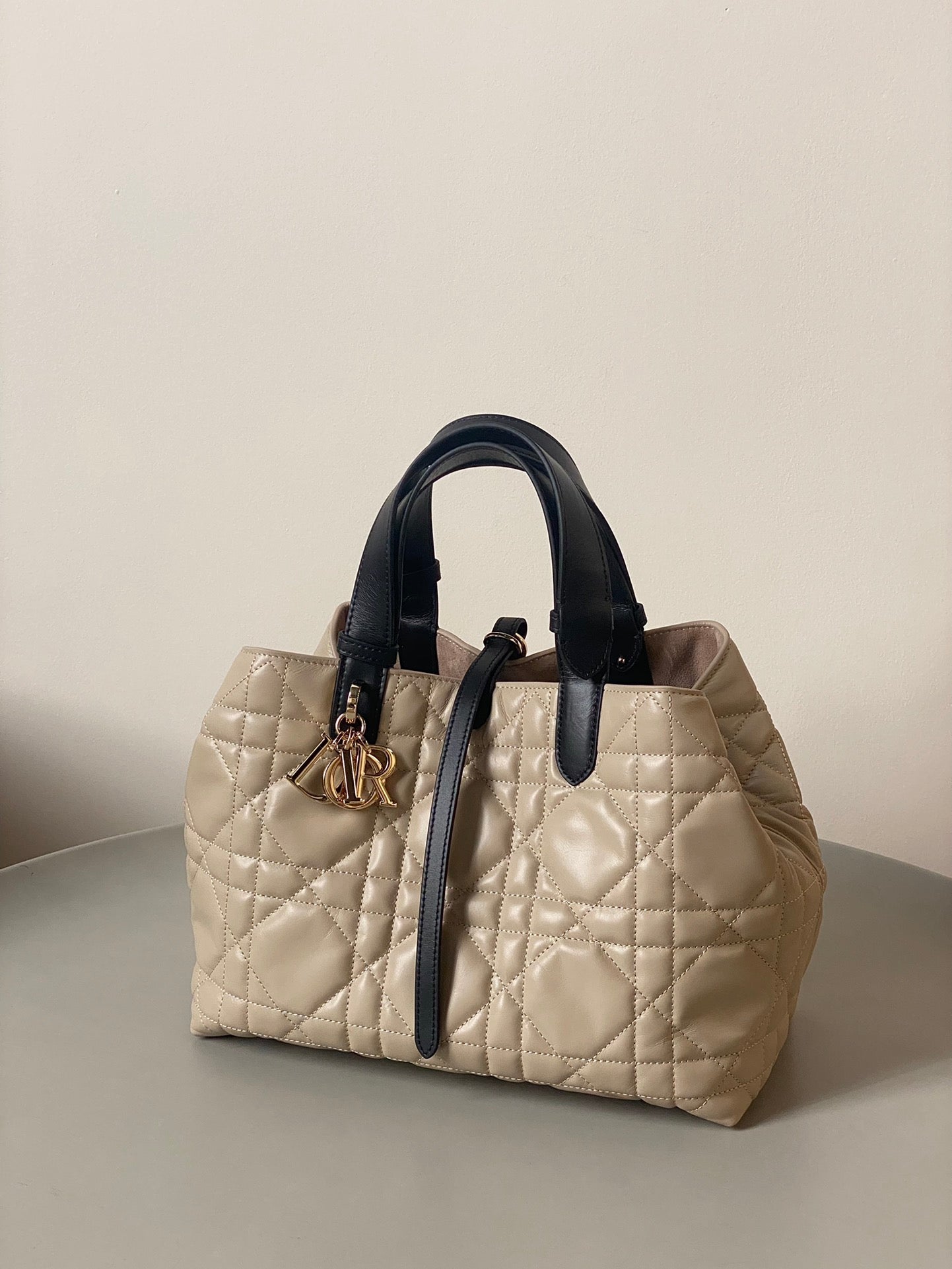 MEDIUM TOUJOURS BAG 28 IN BEIGE CANNAGE CALFSKIN BLACK STRAP