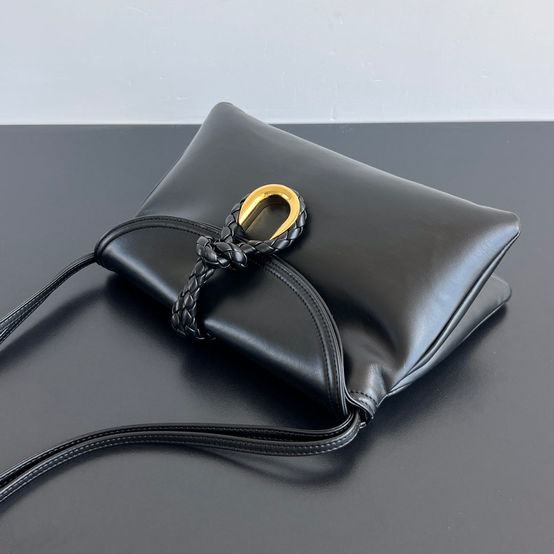 SMALL LIBERTA 27 IN BLACK SMOOTH CALFSKIN GOLD HARDWARE
