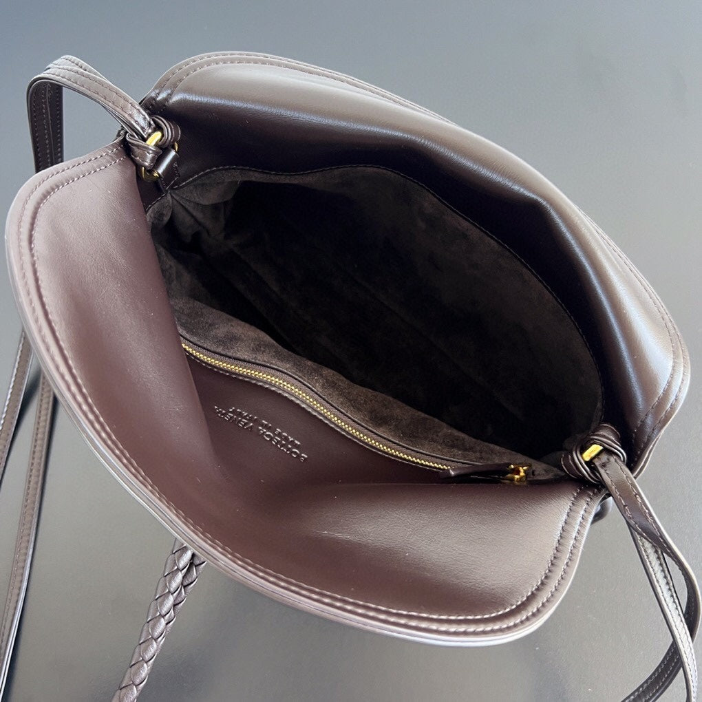 SMALL LIBERTA 27 IN CHOCOLATE SMOOTH CALFSKIN GOLD HARDWARE