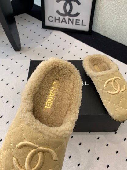 FLAT MULE IN TORTILLA BROWN SUEDE AND LAMB FUR LINING
