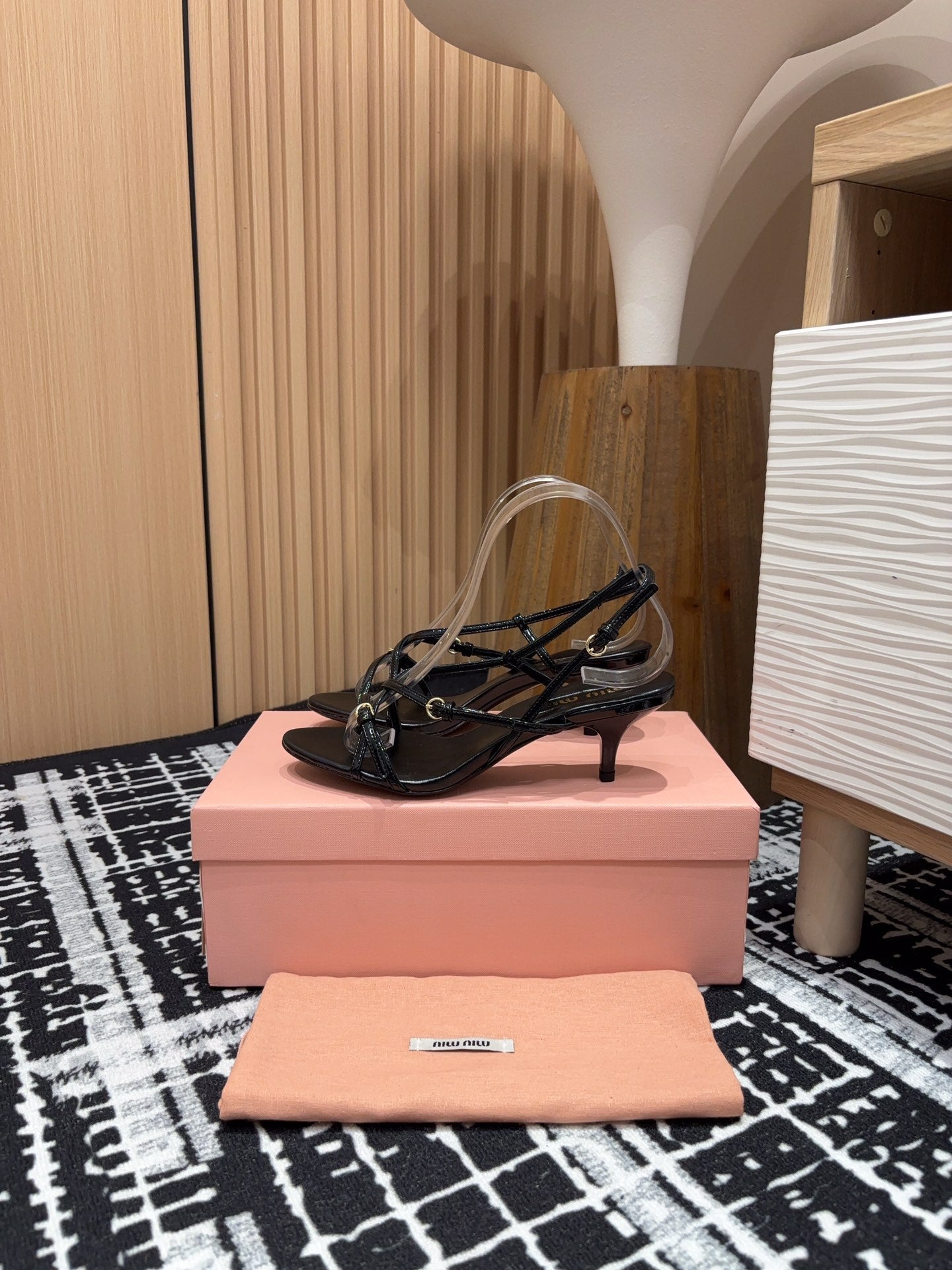STRAP HIGH HEEL SANDALS IN BLACK SHINY LAMBSKIN