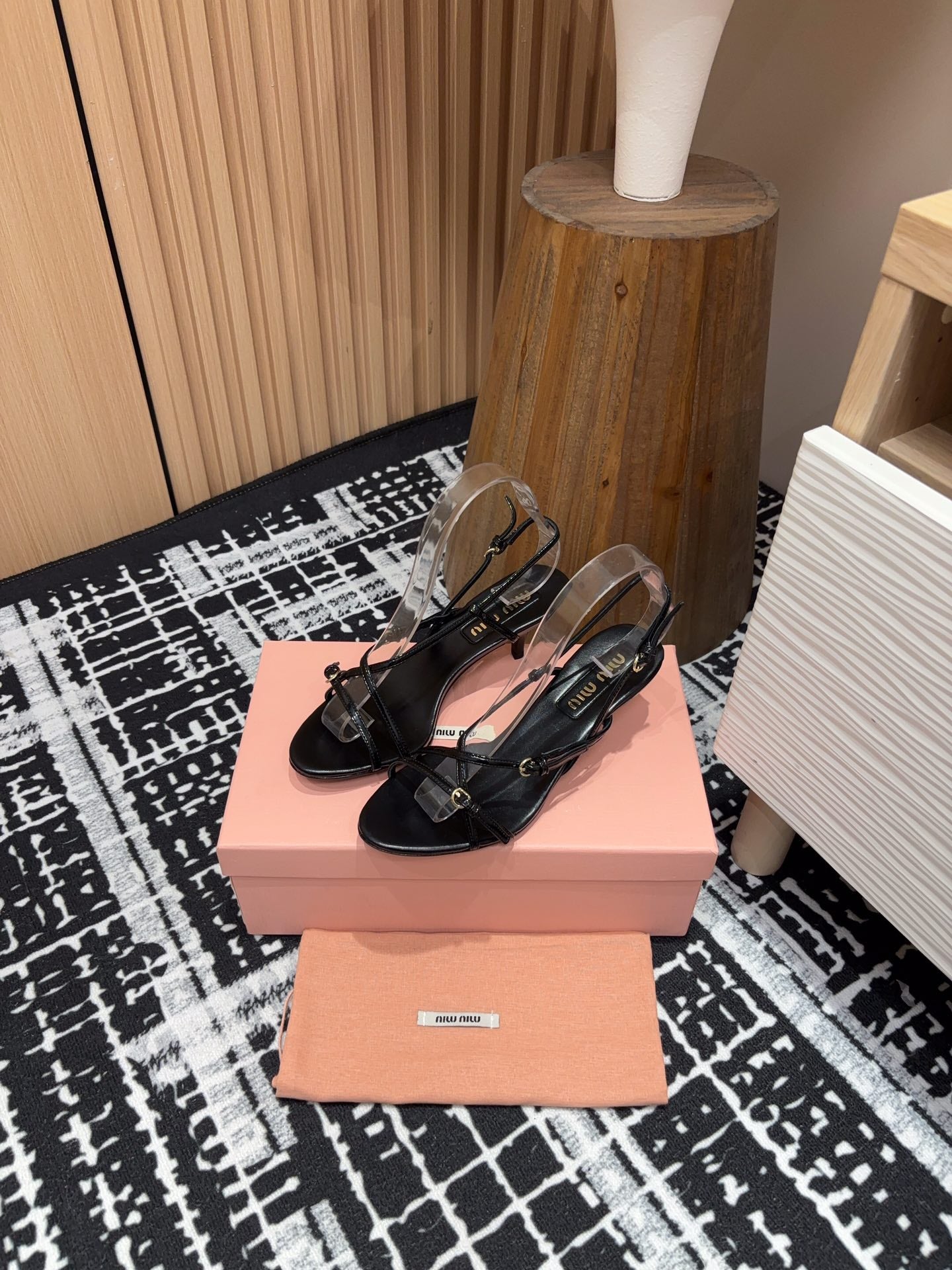 STRAP HIGH HEEL SANDALS IN BLACK SHINY LAMBSKIN
