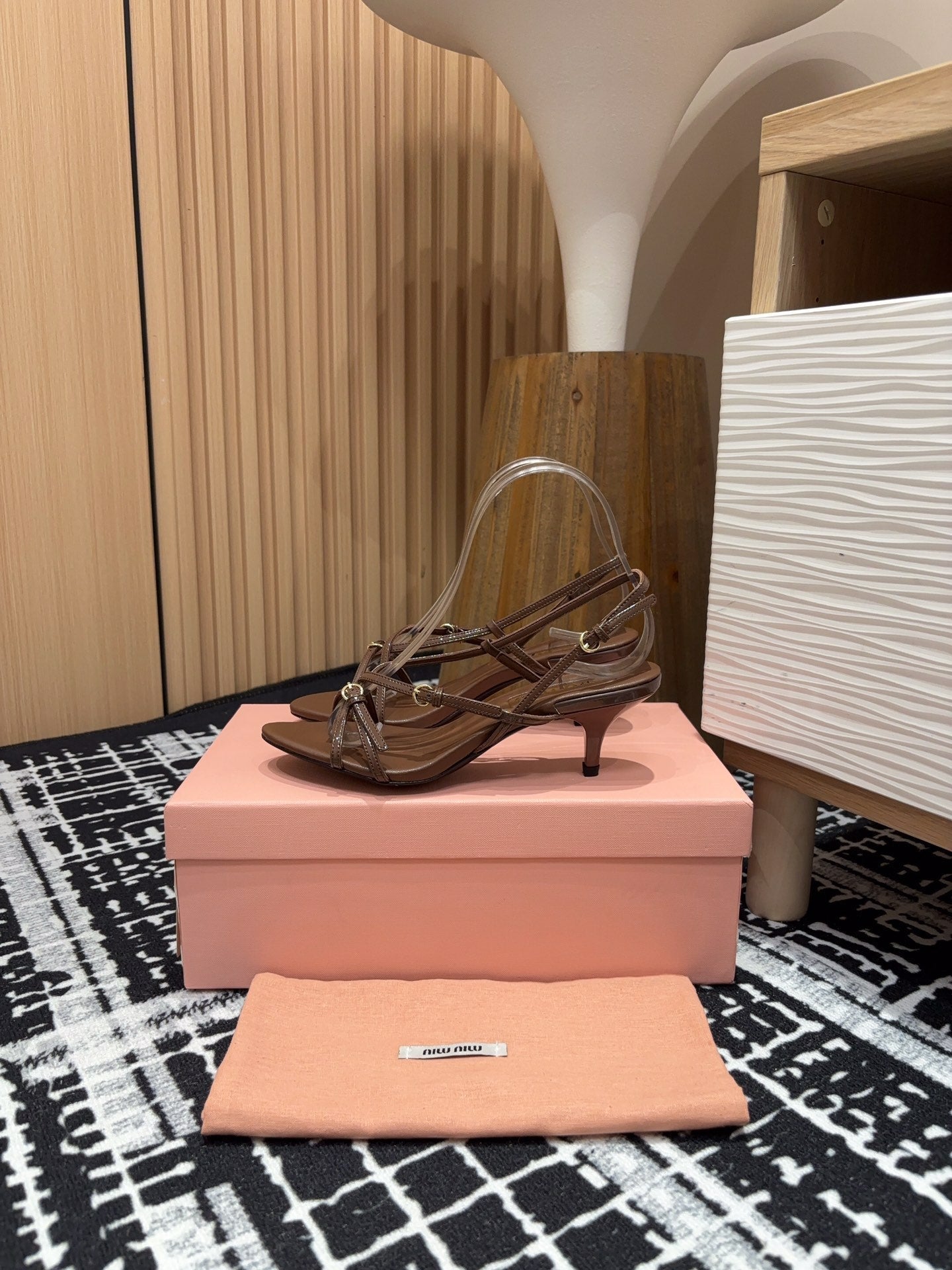 STRAP HIGH HEEL SANDALS IN CHOCOLATE SHINY LAMBSKIN