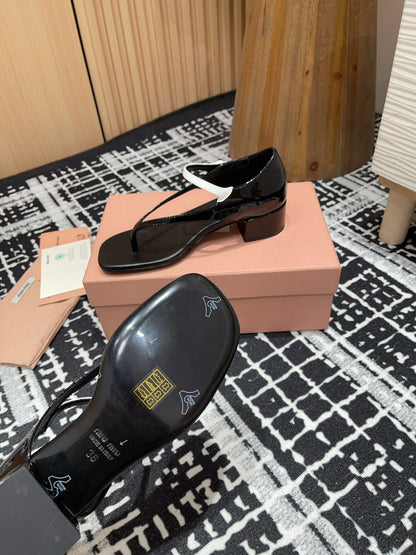 HIGH THONG SANDALS WITH WHITE STRAP IN BLACK GLOSSY LAMBSKIN
