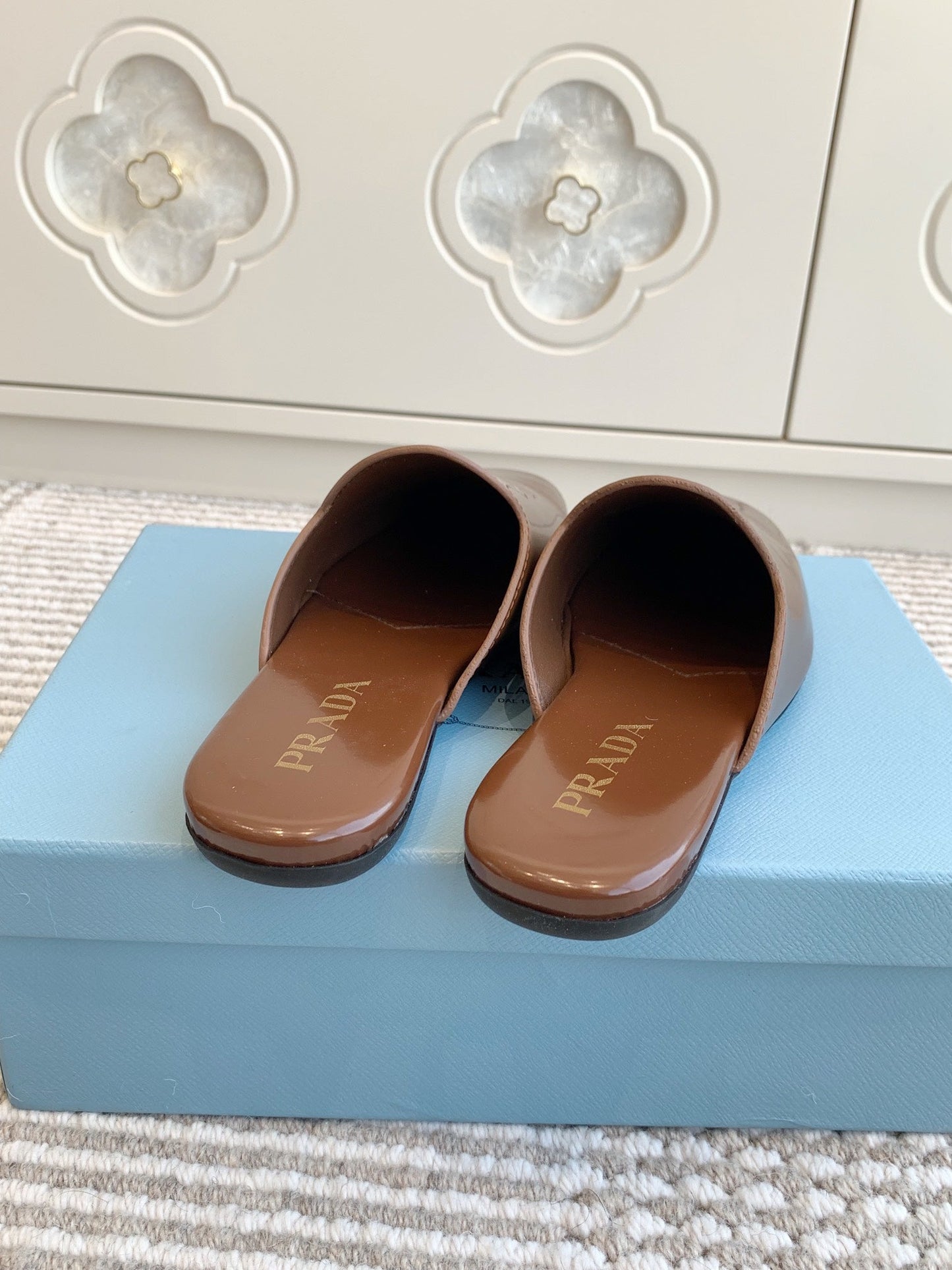 MULES IN BROWN GLOSSY SHEEPSKIN GOLD LETTERING LOGO