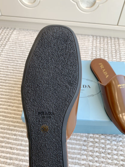 MULES IN BROWN GLOSSY SHEEPSKIN GOLD LETTERING LOGO