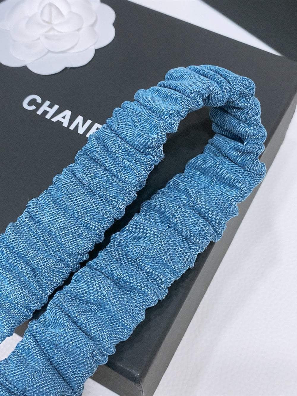 ELASTIC BELT 30MM IN BLUE DENIM WITH SQUARE BUCKLE EMBOSSED LOGO