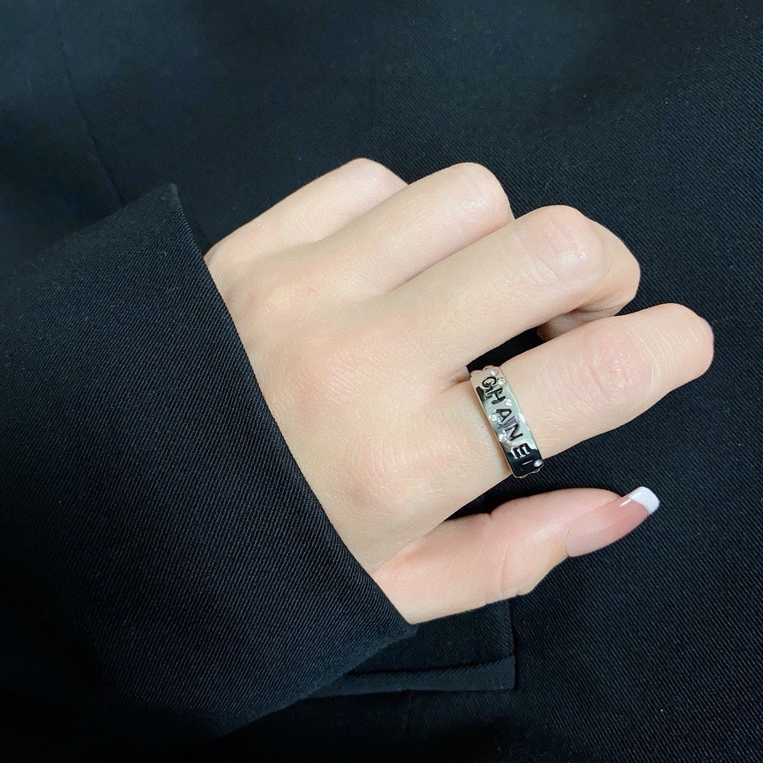 CC  RING LETTER DOUBLE C IN SILVER DIAMOND BLACK EMBOSSED LOGO