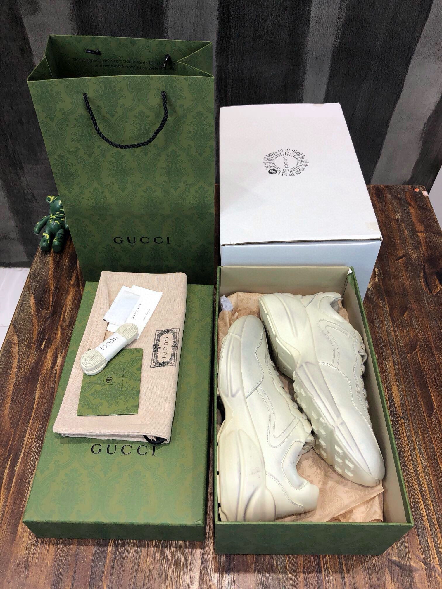 GUC Sneakers
