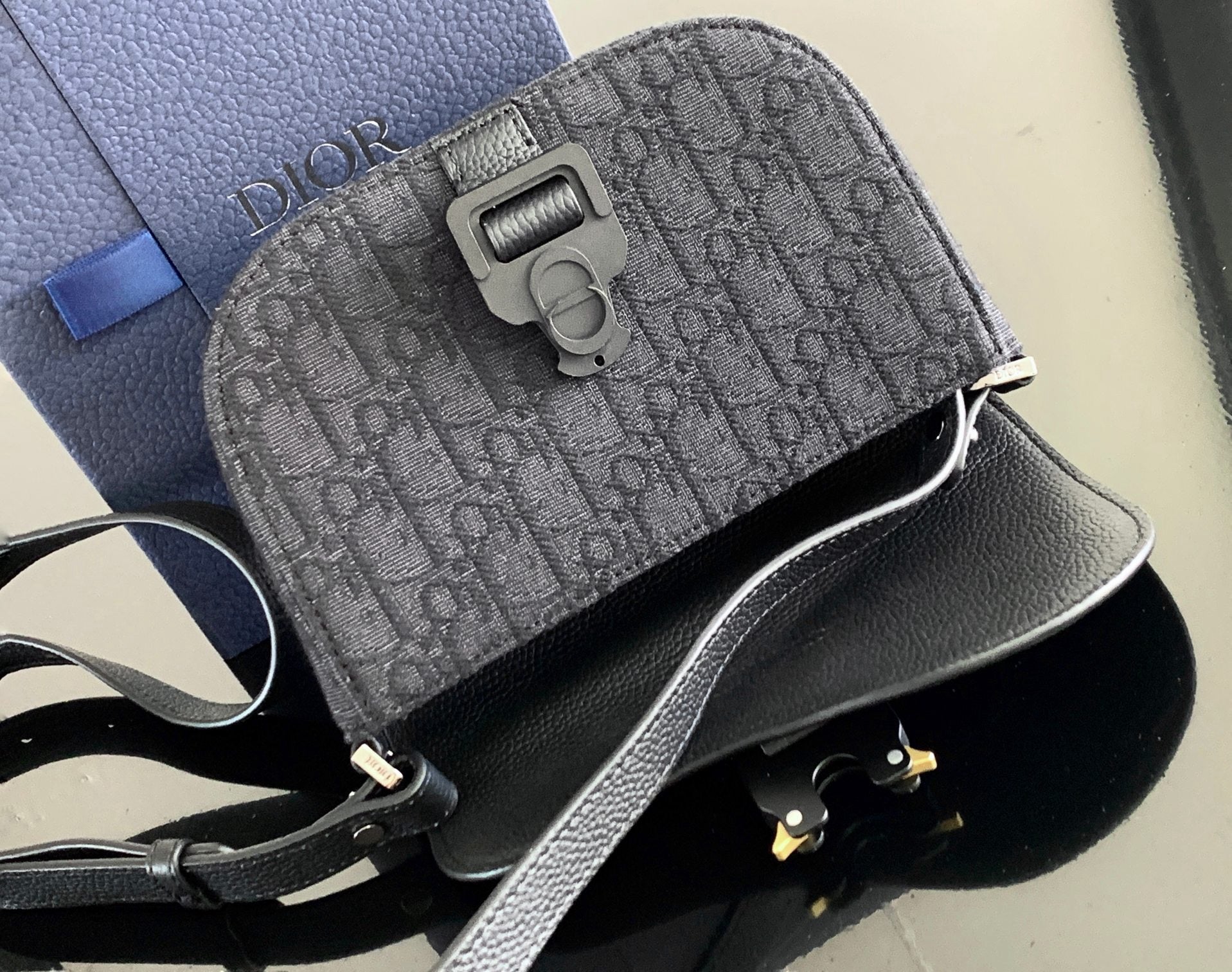 DIO Oblique Messenger Bag