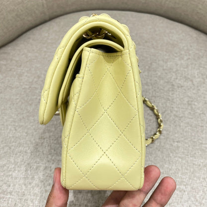 FLAP BAG 23CM PASTEL YELLOW LAMBSKIN GOLD HARDWARE