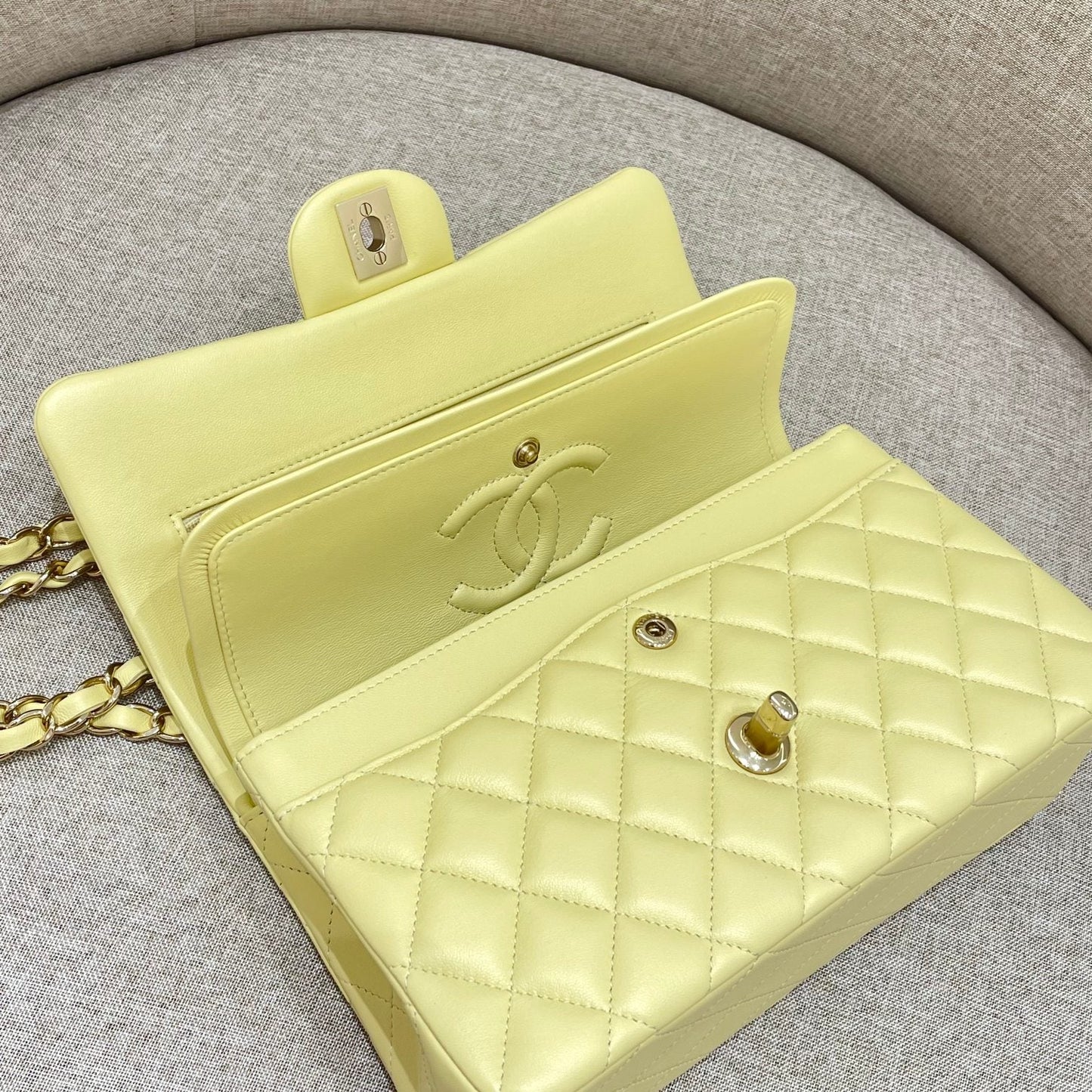 FLAP BAG 23CM PASTEL YELLOW LAMBSKIN GOLD HARDWARE