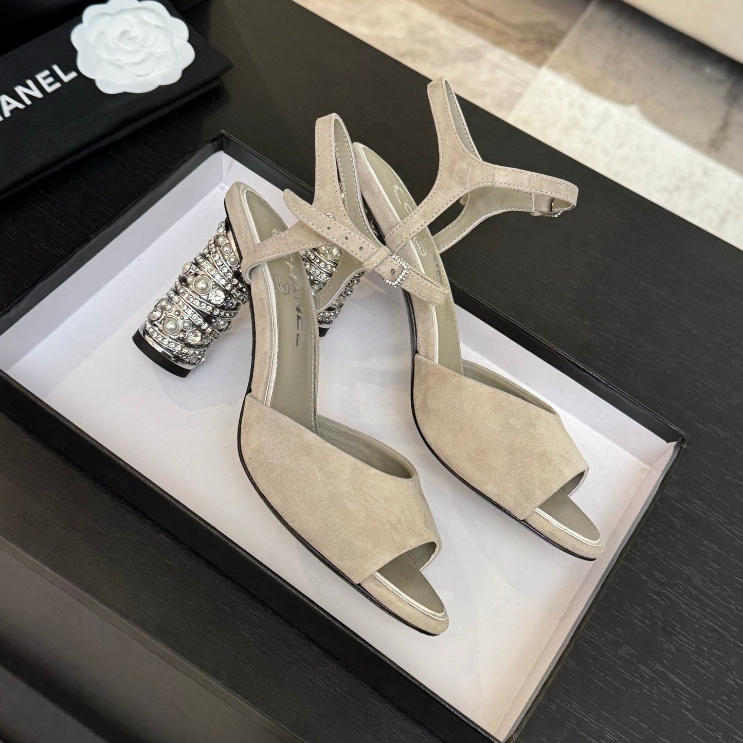 CC SUEDE KIDSKIN SANDAL IMITATION PEARLS GREY