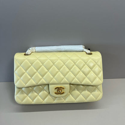 25C FLAP BAG 25 IN YELLOW QUILTED LAMBSKIN GOLD HARDWARE