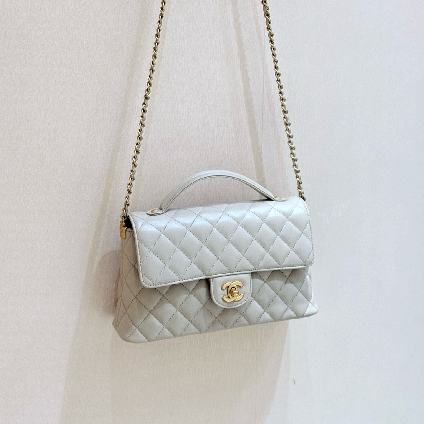 25P KELLY HANDLE BAG 26 IN MILKY WHITE LAMBSKIN GOLD HARDWARE