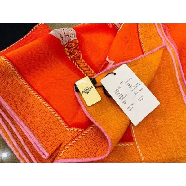 HERM Orange Projets Carres Shawl 140