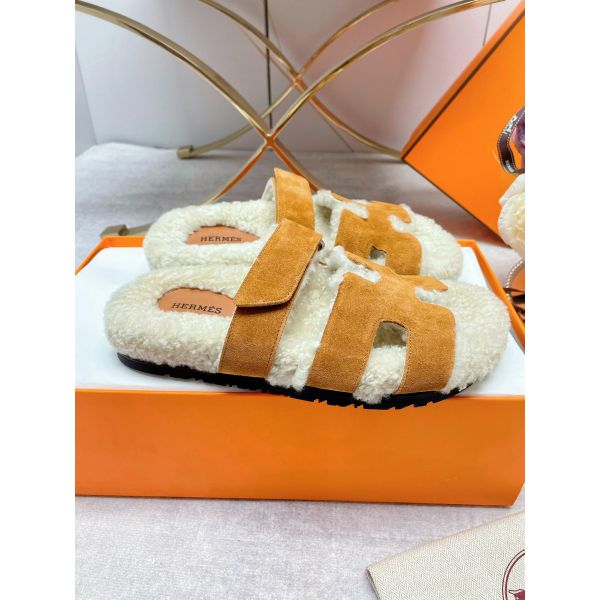 HERM Women's Chypre Sandals in Tan Suede with Shearling