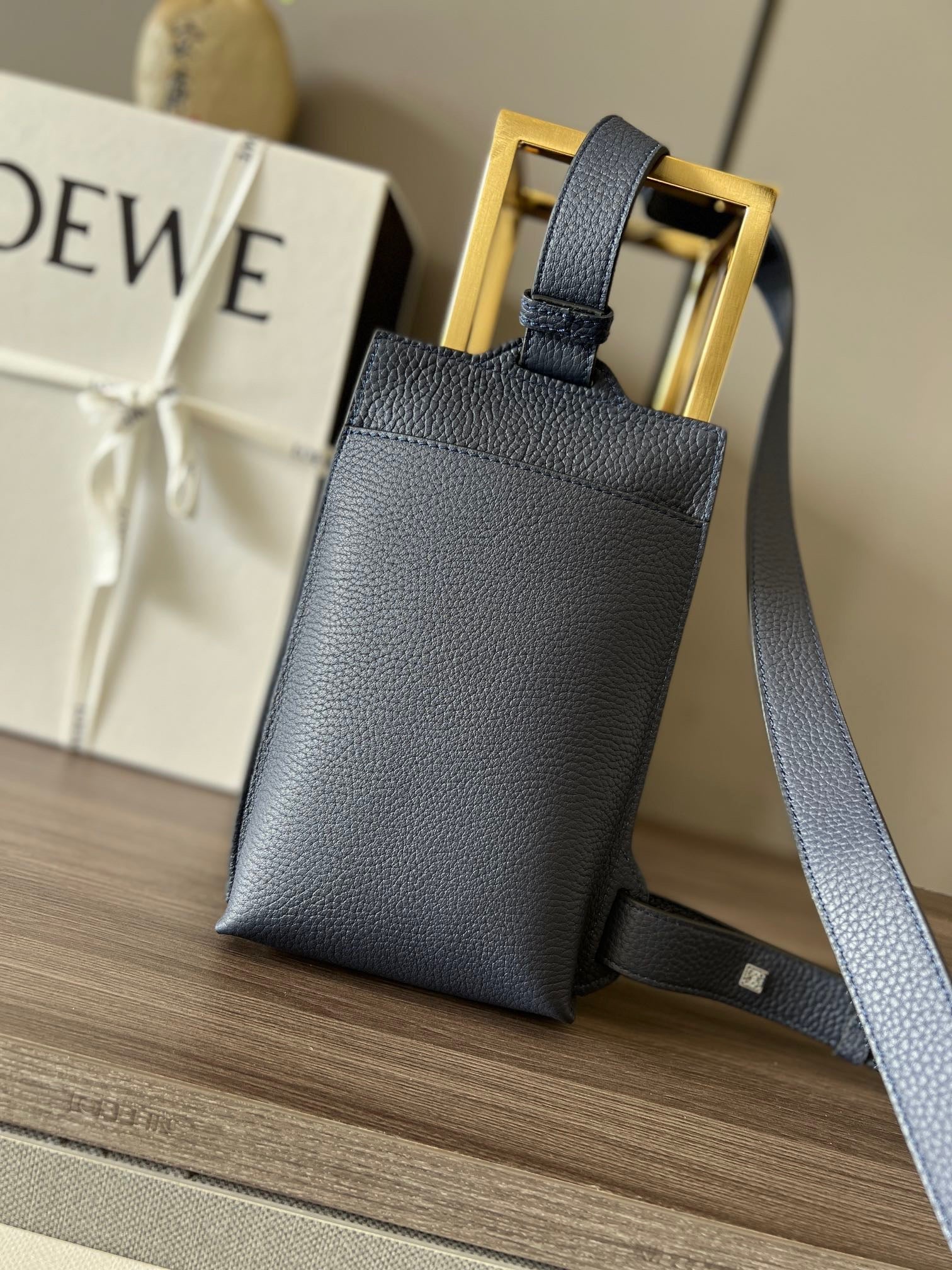 LO Sling Bag