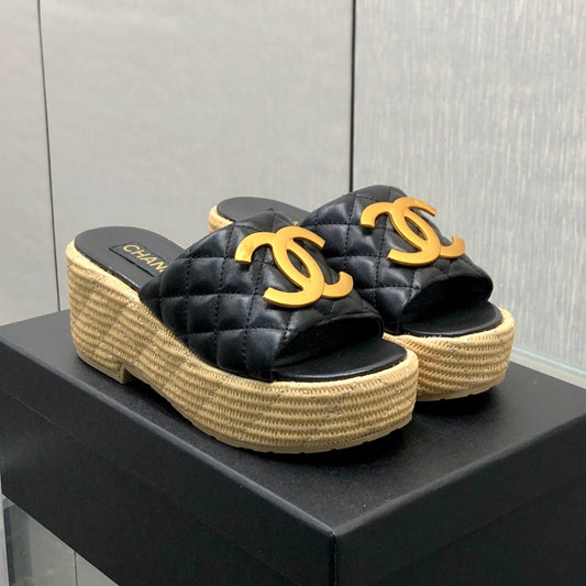 THICK SOLE WEDGE SLIPPERS IN BLACK LAMBSKIN AND BEIGE RUBBER