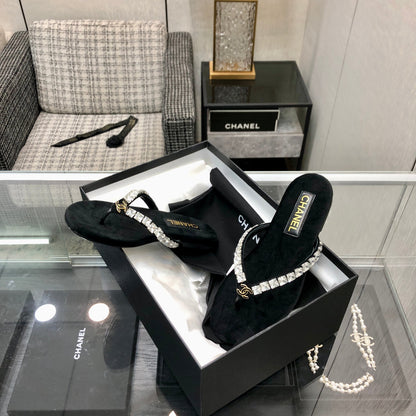 THONG SLIDE IN BLACK SUEDE WITH WHITE CRYSTALS