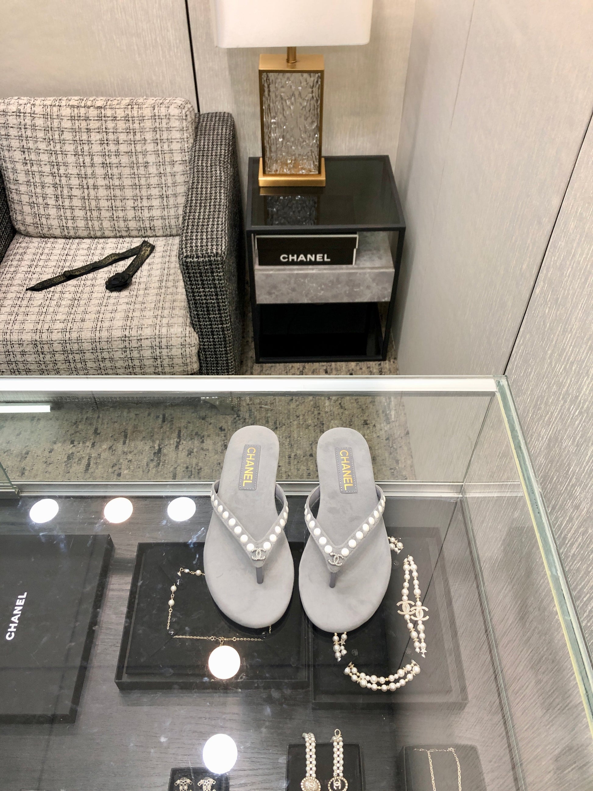 THONG SLIDE IN PALE GRAY SUEDE WITH WHITE DOT