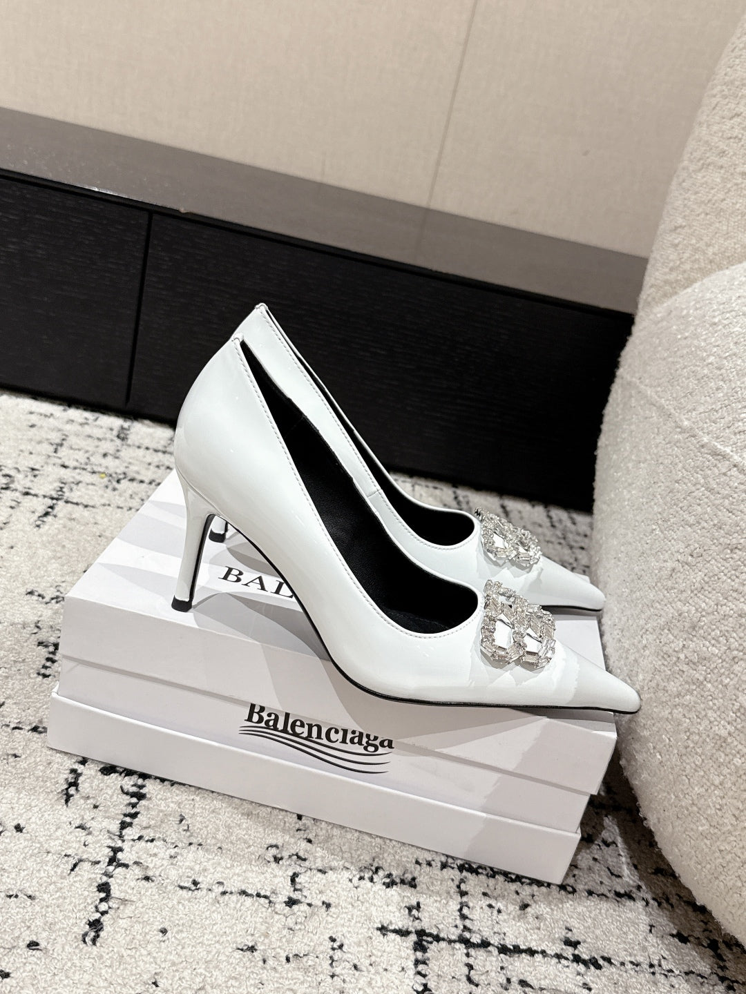 POINTED HIGH PUMPS IN WHITE PATENT CALFSKIN WITH CRYSTAL BUCKLE