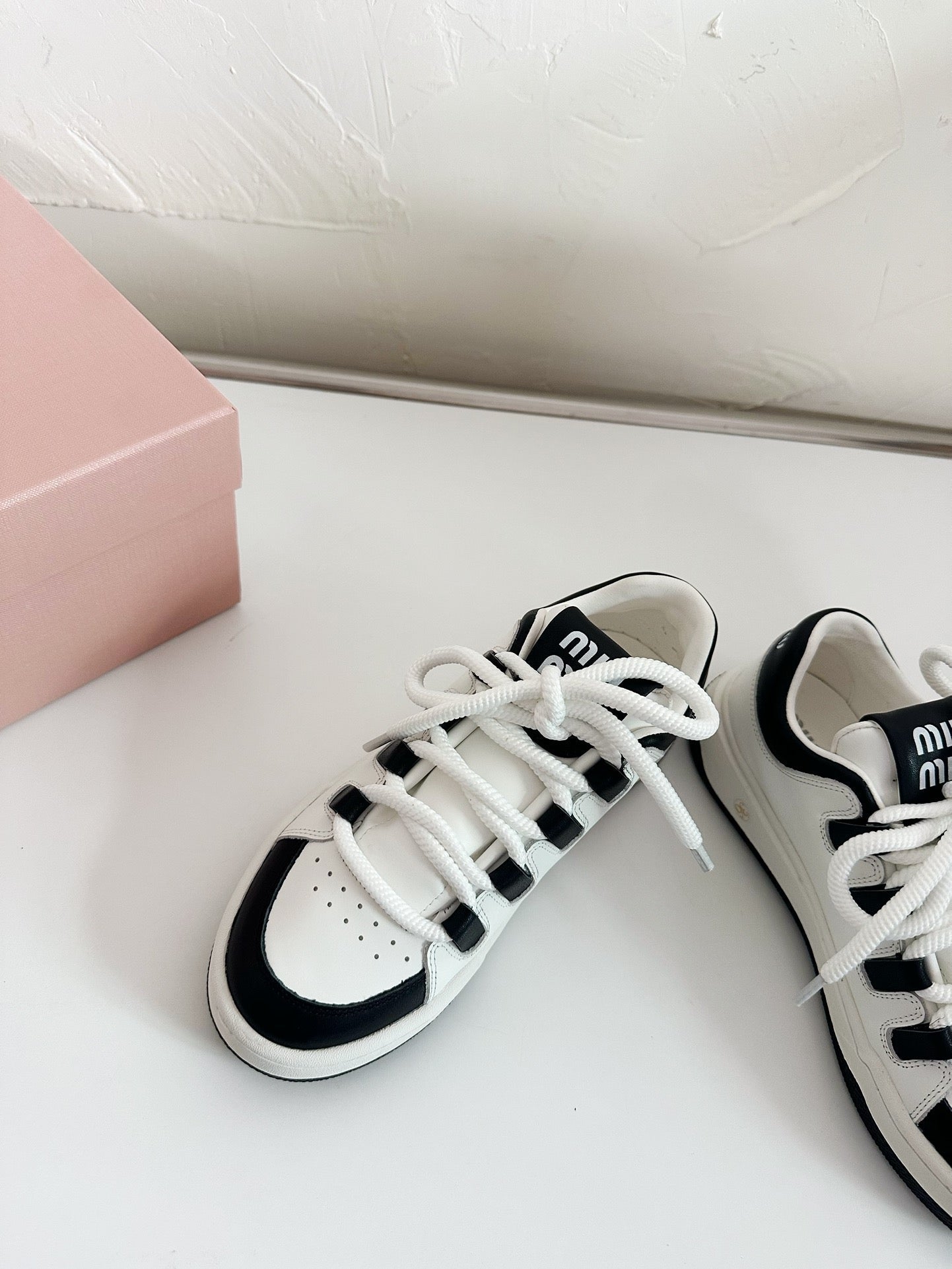 SNEAKERS SIMPLE DESIGN IN BLACK MIX WHITE SHEEPSKIN