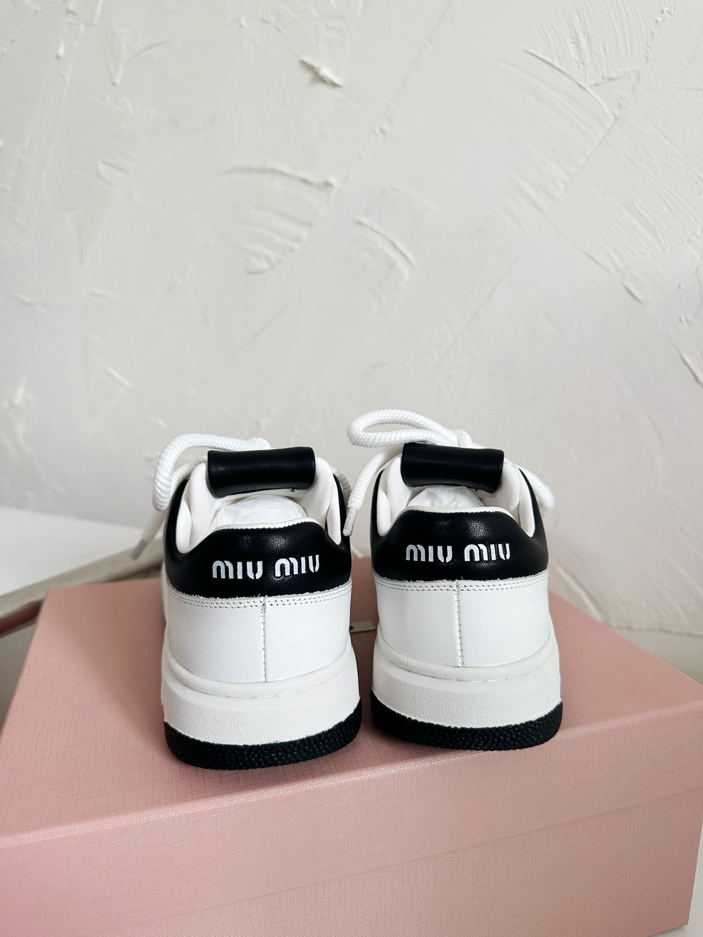 SNEAKERS SIMPLE DESIGN IN BLACK MIX WHITE SHEEPSKIN