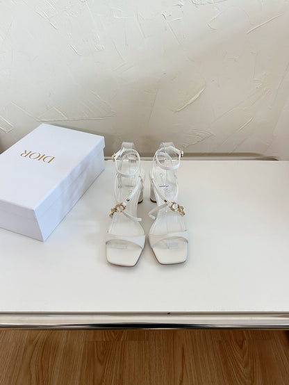 MEDIUM SQUARE HEEL SANDAL IN WHITE LAMBSKIN