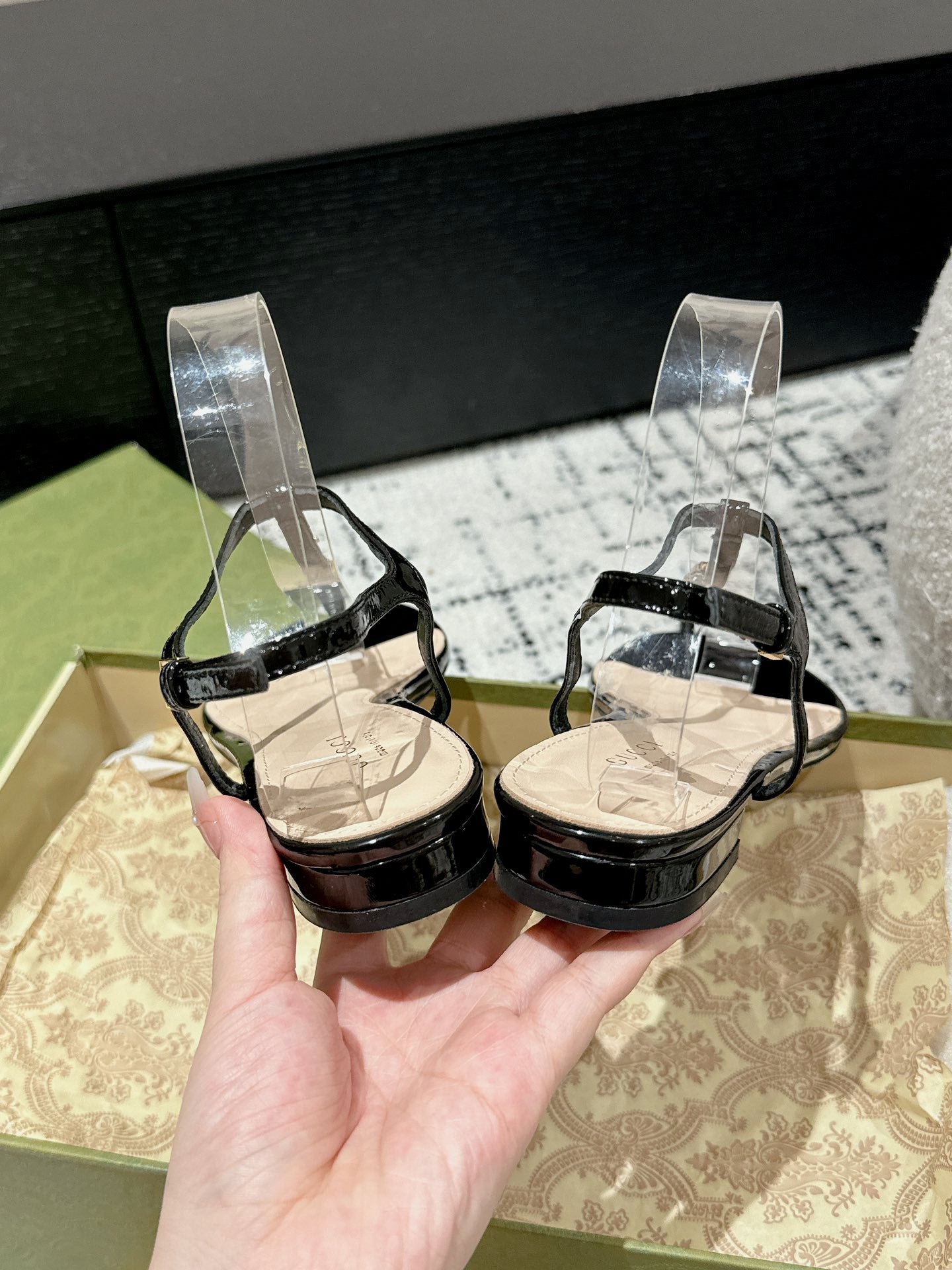 THONG SANDAL IN BLACK CALFSKIN WITH GOLD HARDWARE