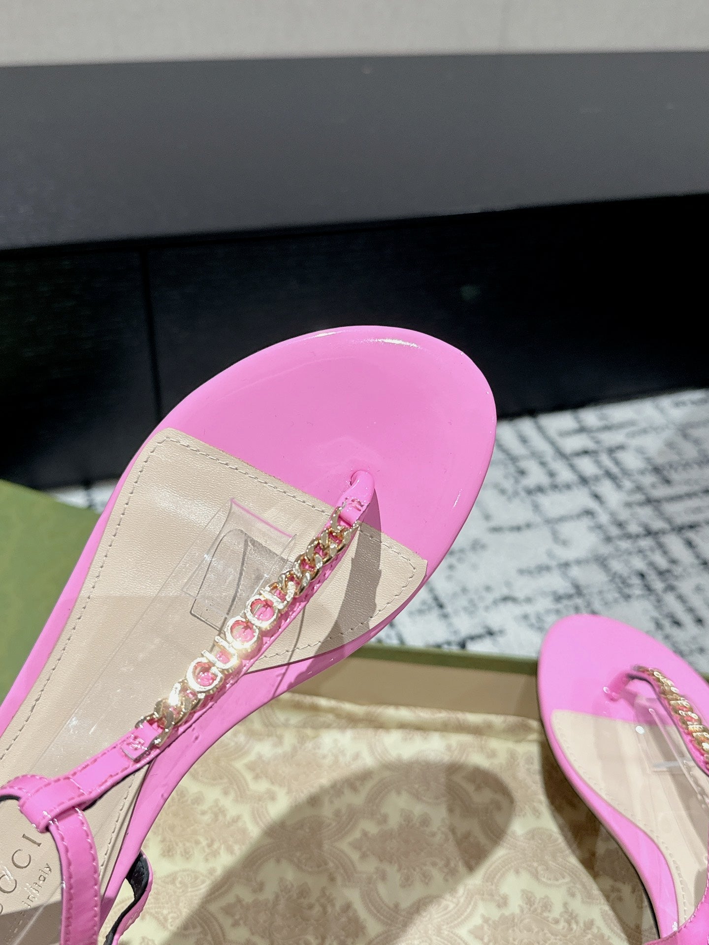 THONG SANDAL IN FUSCIA PINK CALFSKIN WITH GOLD HARDWARE