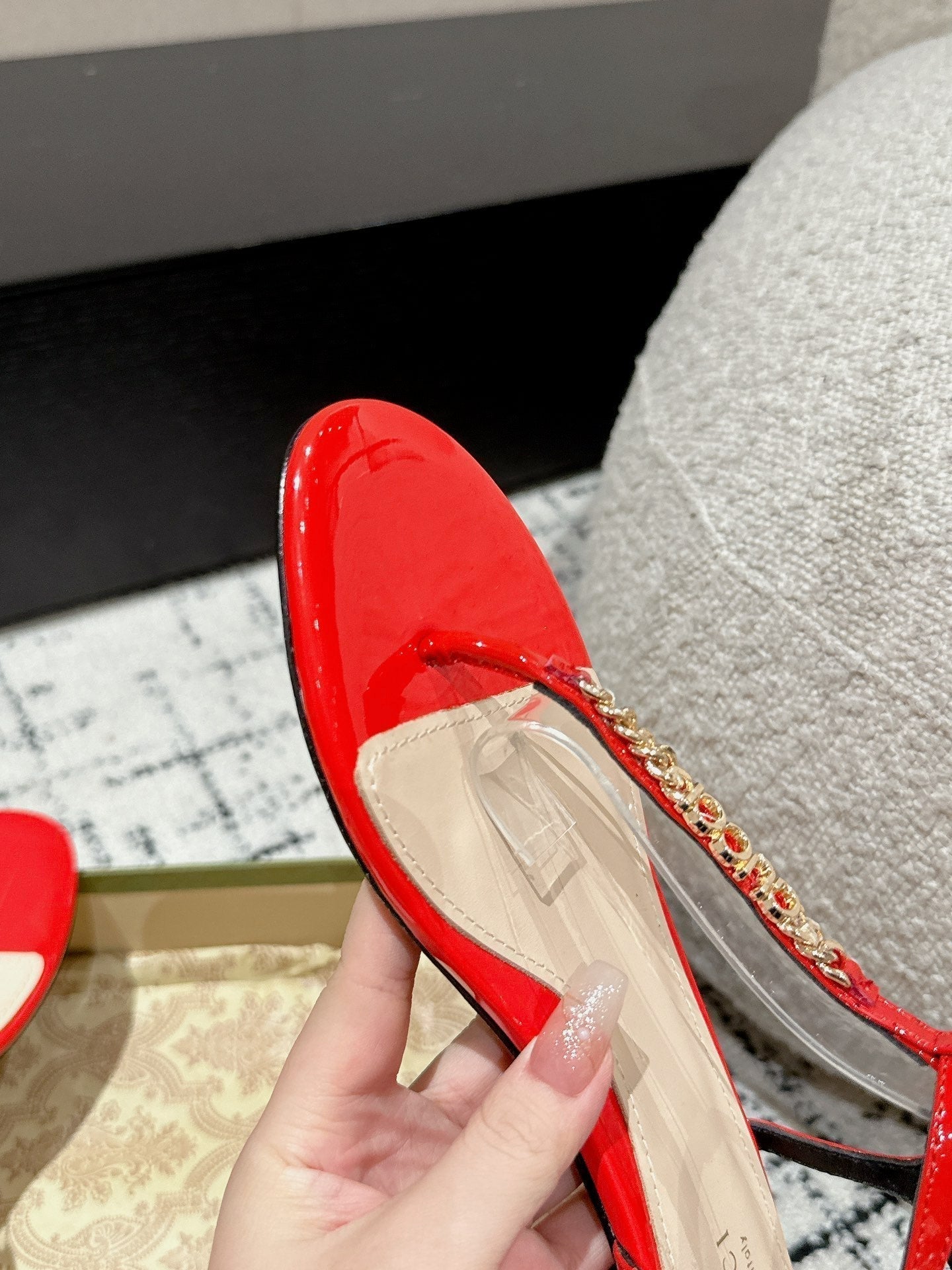 THONG SANDAL IN CANDY RED CALFSKIN WITH GOLD HARDWARE