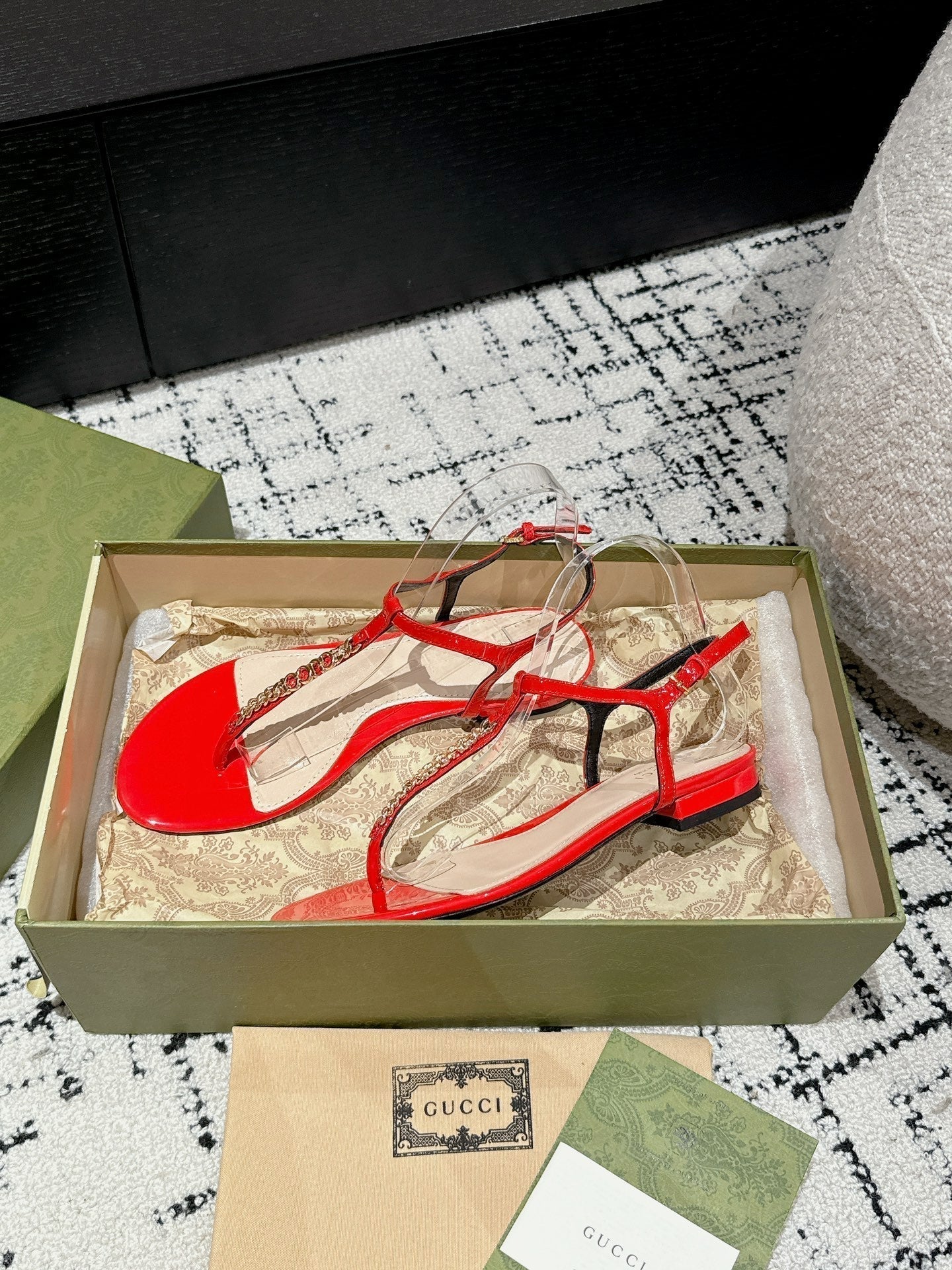 THONG SANDAL IN CANDY RED CALFSKIN WITH GOLD HARDWARE