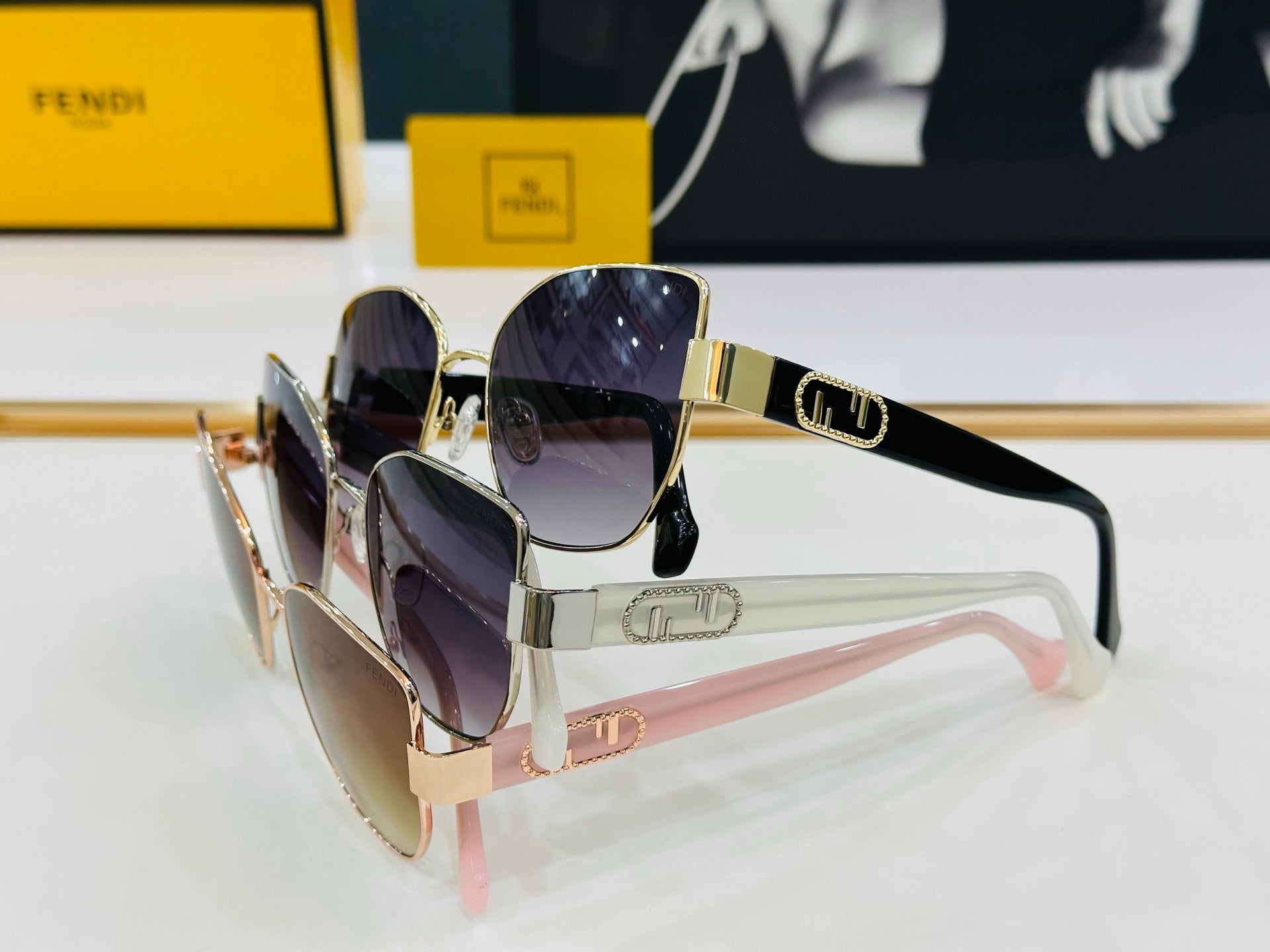 BAGUETTE SQUARE FRAME SUNGLASSES FE40051 IN METAL