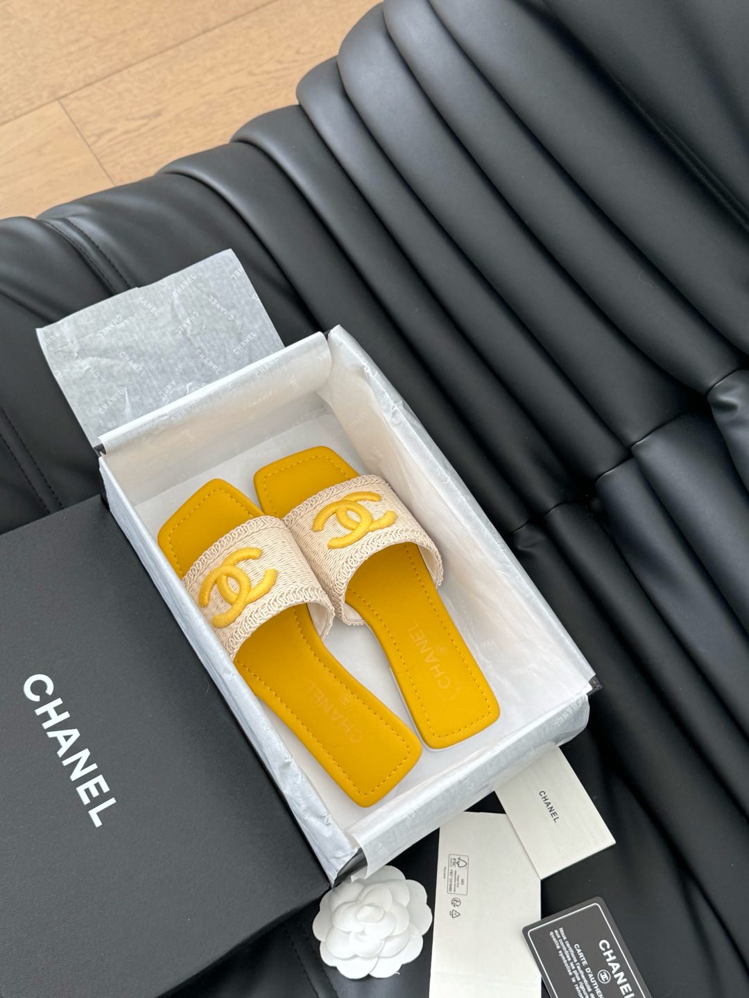WOVEN SLIDE IN RAFFIA AND LIGHT YELLOW LAMBSKIN