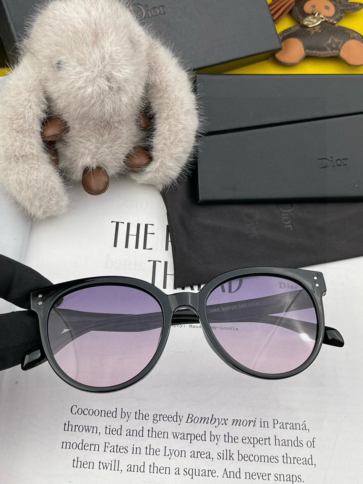 MONTAIGNE SUNGLASS CD5106 IN BLACK ACETATE