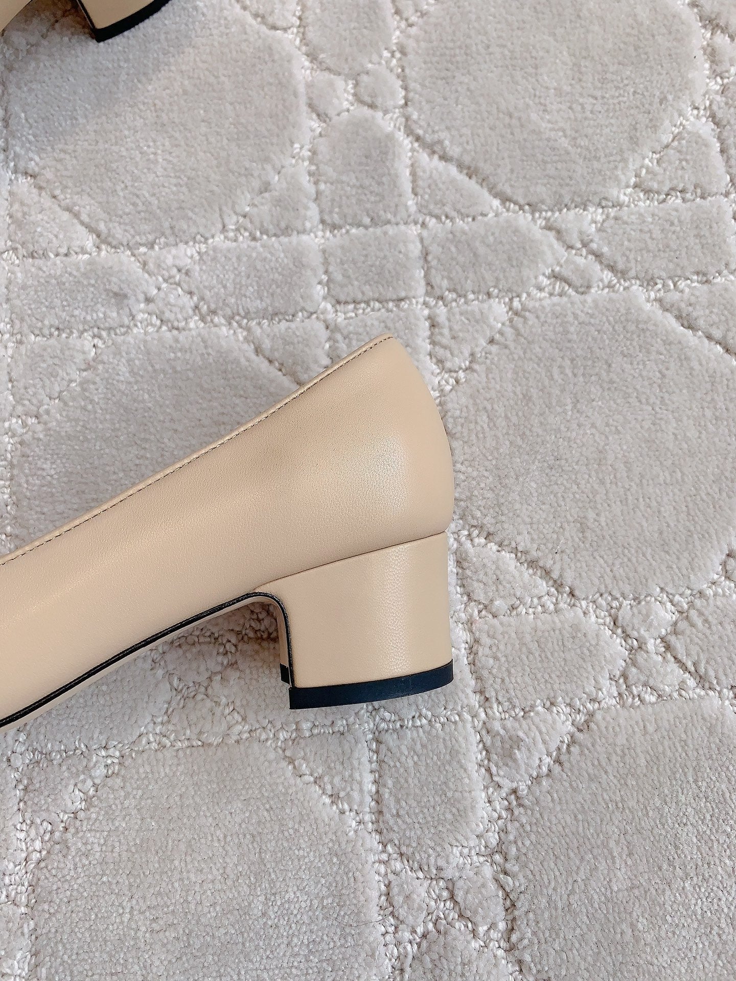 PUMP ROUNG TOE IN BEIGE CREAM MIX BLACK SHEEPSKIN