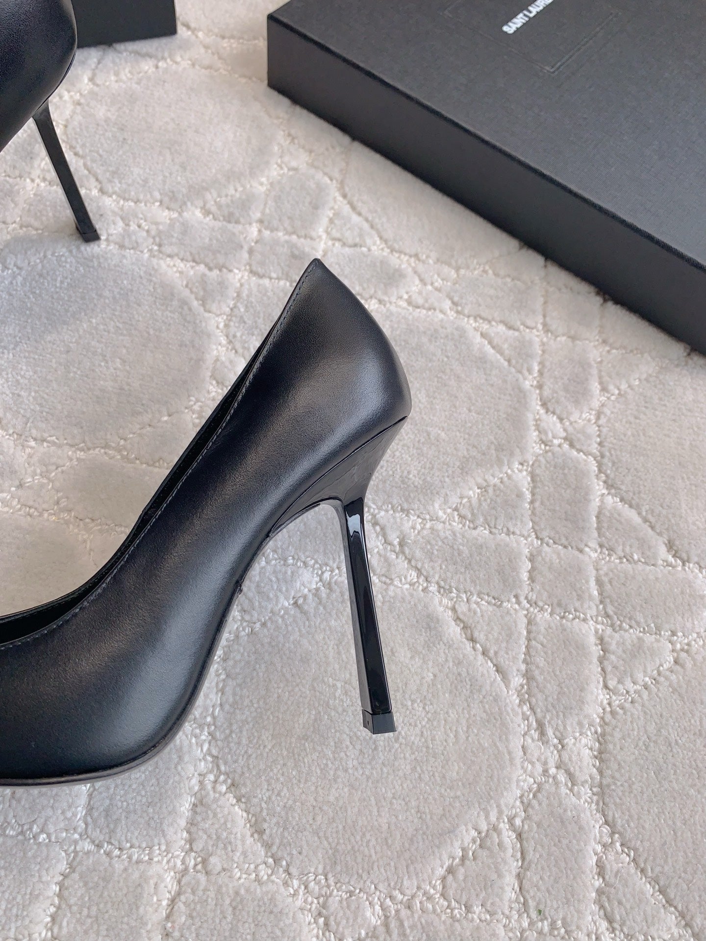 HIGH HEEL 10 CM PUMP IN BLACK CALFSKIN WITH GOLD HARDWARE