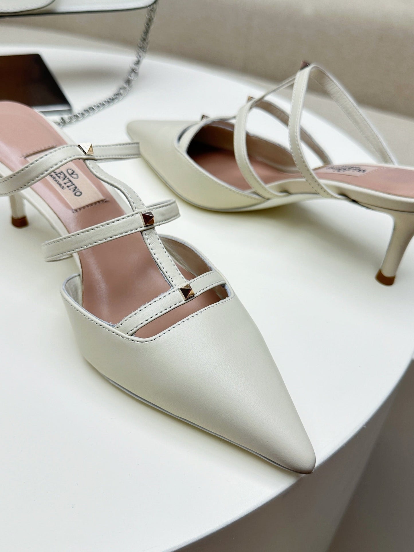 ROCKSTUD WISPY WHITE CALFSKIN MULE 60MM