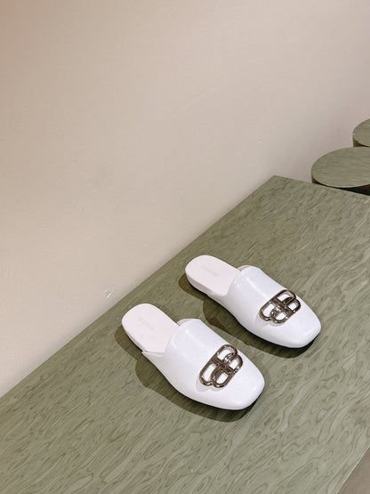 FLAT MULES IN WHITE SMOOTH CALFSKIN SILVER BUCKLE